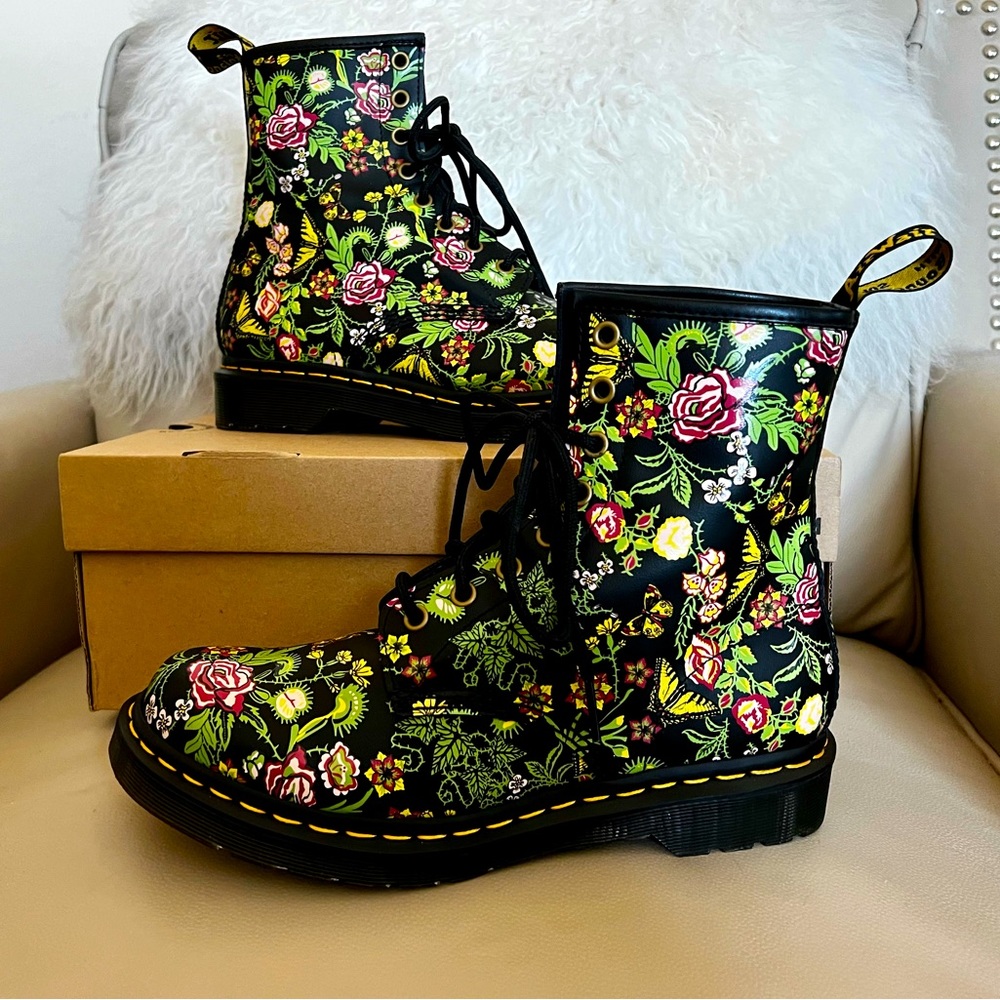 NEW Dr. Martens 1460 Bloom Backhand Black Witchy Floral Combat Boots Size US 9